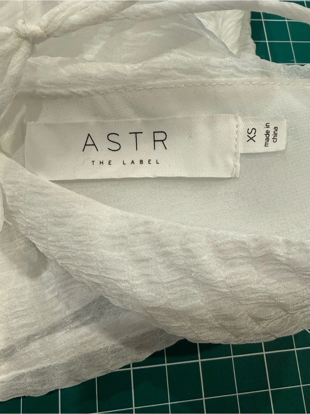 ASTR The Label White Textured Puff Sleeve Tie Back Crop Blouse XS/S